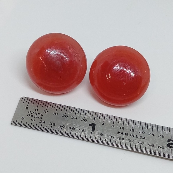 * vintage candy apple red art glass clip on button earrings signed GM - Picture 2 of 6